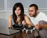 Человек перед компьютером съедает вдвое больше