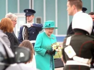 Королеву Великобритании в Ирландии встретили массовыми протестами